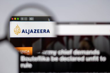 New York, ABD - 26 Mart 2019: Arap haber medya Al Jazeera Web sitesi ana. Al Jazeera logo Büyüteç görünür.