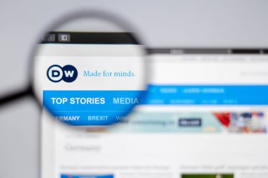 New York, ABD - 26 Mart 2019: Almanya haber medya Deutsche Welle Web sitesi ana. DW logo Büyüteç görünür.