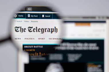 New York, ABD - 26 Mart 2019: Web sitesi ana haber medya telgraf. Telgraf logo Büyüteç görünür.