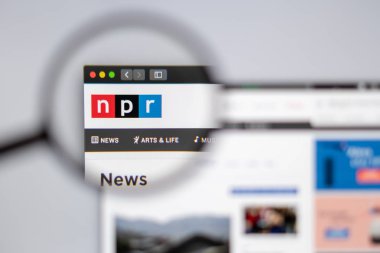 New York, ABD - 26 Mart 2019: haber medya Npr Web sitesi ana. NPR logo Büyüteç görünür.