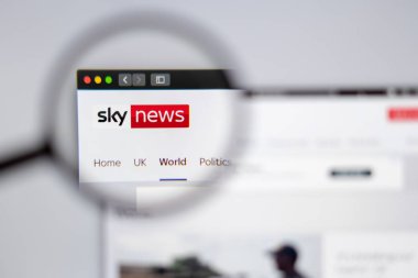 New York, ABD - 26 Mart 2019: haber medya Sky News Web sitesi ana. Haber kanalı logosu Büyüteç görünür gökyüzü.
