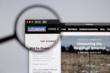 New York, ABD - 26 Mart 2019: bize haber medya haber web sitesi ana sayfası. Bize haber logo Büyüteç görünür.