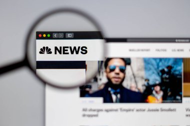 New York, ABD - 26 Mart 2019: haber medya Nbc Web sitesi ana. NBC logo Büyüteç görünür.