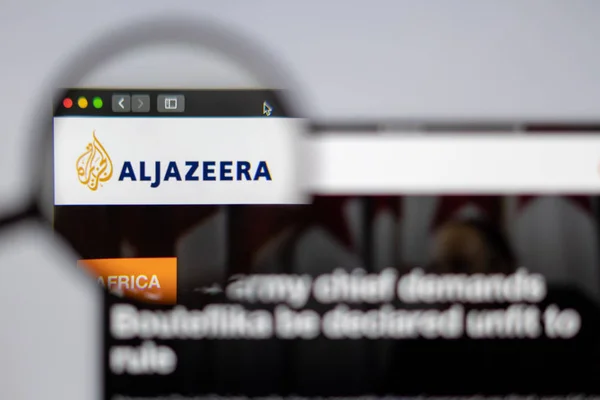 ニューヨーク アメリカ合衆国 2019 アラビアのニュース メディア アルジャジーラのウェブサイトのホームページ ジャジーラ ロゴ虫眼鏡を通して見える — ストック写真