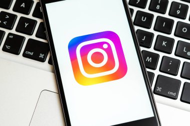 New York / Amerika Birleşik Devletleri - 02/23/2019: sosyal medya Instagram ekrandaki logolu siyah iphone. Sosyal medya simge. Açıklayıcı pazarlama veya iş kavramı için kullanılabilir