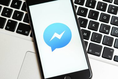 New York / Amerika Birleşik Devletleri - 02/23/2019: sosyal medya Facebook Messenger ekrandaki logolu siyah iphone. Sosyal medya simge. Açıklayıcı pazarlama veya iş kavramı için kullanılabilir