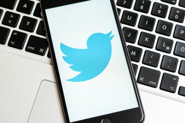 New York / Amerika Birleşik Devletleri - 02/23/2019: sosyal medya logolu siyah iphone Twitter üstünde belgili tanımlık perde. Sosyal medya simge. Laptop klavye arka plan. Açıklayıcı pazarlama veya iş kavramı için kullanılabilir
