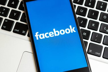 New York / Amerika Birleşik Devletleri - 02/23/2019: sosyal medya Facebook üstünde belgili tanımlık perde logolu siyah iphone. Sosyal medya simge. Laptop klavye arka plan. Açıklayıcı pazarlama veya iş kavramı için kullanılabilir
