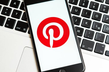 New York / Amerika Birleşik Devletleri - 02/23/2019: sosyal medya Pinterest üstünde belgili tanımlık perde logolu siyah iphone. Sosyal medya simge. Açıklayıcı pazarlama veya iş kavramı için kullanılabilir