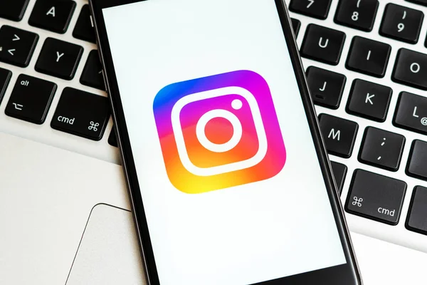 ニューヨーク 2019 画面上のソーシャル メディア Instagram のロゴと黒い Iphone ソーシャル メディアのアイコン マーケティングやビジネスの概念を例示として使用できます — ストック写真