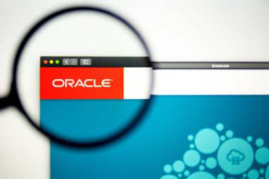 Washington, ABD-03 Nisan 2019: Oracle Corporation Web sitesi ana sayfası. Oracle Corporation logosu bir büyüteç aracılığıyla görülebilir. haber medya veya makaleler için bir çizim olarak kullanılabilir 