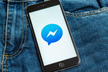 New York/ABD-02/23/2019: ekranda sosyal medya Facebook Messenger logosu ile siyah telefon. Sosyal medya simgesi. Denim kot arka plan.