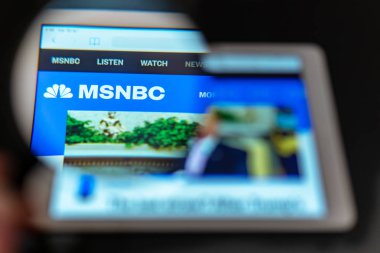 Washington, Abd - 09 Nisan 2019: Tablet ekranında Msnbc News web sitesi ana sayfası. Msnbc News kanal logosu büyüteç ile görülebilir. Pazarlama veya iş konsepti olarak kullanılabilir