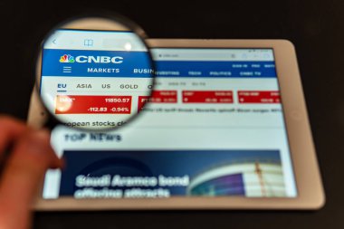 Washington, Abd - 09 Nisan 2019: Tablet ekranında Msnbc News web sitesi ana sayfası. Msnbc News kanal logosu büyüteç ile görülebilir. Pazarlama veya iş konsepti olarak kullanılabilir