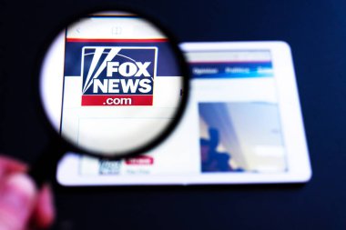 Washington, Abd - 09 Nisan 2019: Fox News web sitesi tablet ekranında. Fox News kanal logosu büyüteç ile görülebilir. Pazarlama veya iş konsepti olarak kullanılabilir