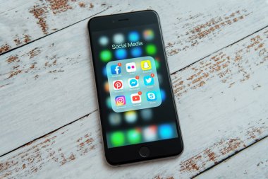 New York / Abd - 04.12.2019: Sosyal medya simgeleri ile Siyah Apple iphone: instagram, youtube, facebook, pinterest, twitter, snapchat uygulaması ekranda. Sosyal medya simgeleri. Pazarlama konsepti.