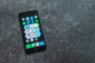 New York / Abd - 04.12.2019: Sosyal medya simgeleri ile Siyah Apple iphone: instagram, youtube, facebook, pinterest, twitter, snapchat uygulaması ekranda. Sosyal medya simgeleri. Pazarlama konsepti.
