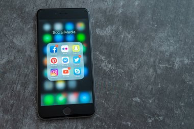 New York / Abd - 04.12.2019: Sosyal medya simgeleri ile Siyah Apple iphone: instagram, youtube, facebook, pinterest, twitter, snapchat uygulaması ekranda. Sosyal medya simgeleri. Pazarlama konsepti.