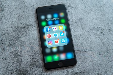 New York / Abd - 04.12.2019: Sosyal medya simgeleri ile Siyah Apple iphone: instagram, youtube, facebook, pinterest, twitter, snapchat uygulaması ekranda. Sosyal medya simgeleri. Pazarlama konsepti.