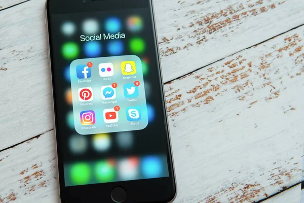 New York / Abd - 04.12.2019: Sosyal medya simgeleri ile Siyah Apple iphone: instagram, youtube, facebook, pinterest, twitter, snapchat uygulaması ekranda. Sosyal medya simgeleri. Pazarlama konsepti.