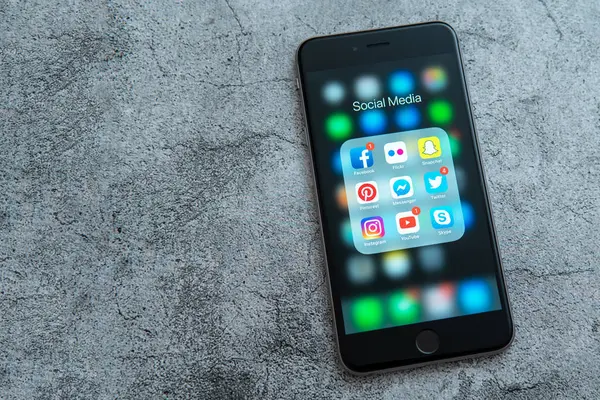 New York / Abd - 04.12.2019: Sosyal medya simgeleri ile Siyah Apple iphone: instagram, youtube, facebook, pinterest, twitter, snapchat uygulaması ekranda. Sosyal medya simgeleri. Pazarlama konsepti.