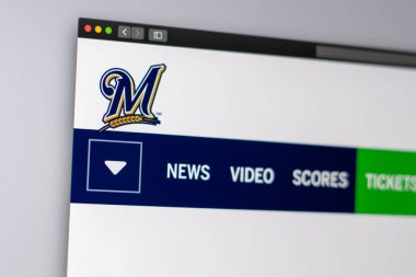Miami / Amerika - 04.20.2019: Beyzbol takımı Milwaukee Brewers web sitesi ana sayfası. Takım logosunu kapatın. Haber medyası veya diğer web siteleri için açıklayıcı olarak kullanılabilir, bilgi veya pazarlama konsepti için iyi.