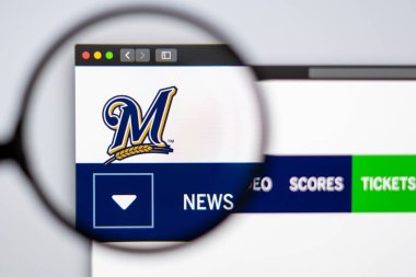 Miami / Amerika - 04.20.2019: Beyzbol takımı Milwaukee Brewers web sitesi ana sayfası. Takım logosunu kapatın. Haber medyası veya diğer web siteleri için açıklayıcı olarak kullanılabilir, bilgi veya pazarlama konsepti için iyi.