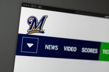 Miami / Amerika - 04.20.2019: Beyzbol takımı Milwaukee Brewers web sitesi ana sayfası. Takım logosunu kapatın. Haber medyası veya diğer web siteleri için açıklayıcı olarak kullanılabilir, bilgi veya pazarlama konsepti için iyi.