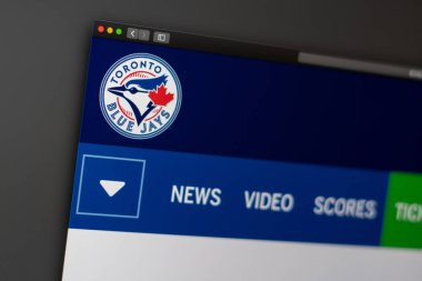 Miami / Amerika - 04.20.2019: Beyzbol takımı Toronto Blue Jays web sitesi ana sayfası. Takım logosunu kapatın. Haber medyası veya diğer web siteleri için açıklayıcı olarak kullanılabilir, bilgi veya pazarlama konsepti için iyi.