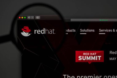 Miami / Amerika - 04.28.2019: Redhat şirketinin web sitesi ana sayfası. Redhat logosunu kapatın. Haber medyası veya diğer web siteleri için açıklayıcı olarak kullanılabilir, bilgi, iş veya pazarlama konsepti için iyi.