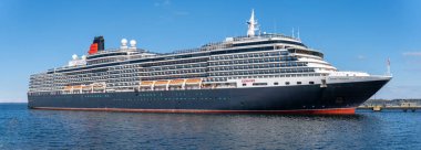 Tallinn / Estonya - 05 Mayıs 2019: Cunard Gemi Filosu'nun Kraliçe Victoria gemisi Estonya'daki Vanasadam Tallinn Limanı'na demirledi. Baltık Denizi'nde yolcu gemisi. 