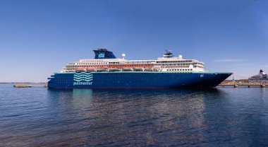 Tallinn / Estonya - 14 Mayıs 2019: Pullmantur Cruises Filosu'ndan Mv Zenith yolcu gemisi Estonya'daki Vanasadam Tallinn Limanı'na demirledi. Baltık Denizi'nde yolcu gemisi. 