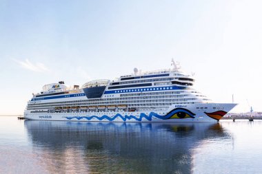 Tallinn / Estonya - 16 Mayıs 2019: Aida Cruises Filosu'na ait Aidamar gemisi Estonya'daki Vanasadam Tallinn Limanı'na demirledi. Baltık Denizi'nde yolcu gemisi. 