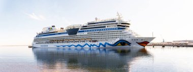 Tallinn / Estonya - 16 Mayıs 2019: Aida Cruises Filosu'na ait Aidamar gemisi Estonya'daki Vanasadam Tallinn Limanı'na demirledi. Baltık Denizi'nde yolcu gemisi. 