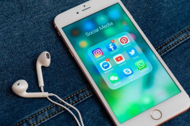 Tallinn/Estonya- 19 Mayıs 2019: Sosyal medya simgeleri ile Beyaz Apple iphone: instagram, youtube, facebook, twitter, skype, whatsapp uygulamaları ekranda. Sosyal medya simgeleri.  