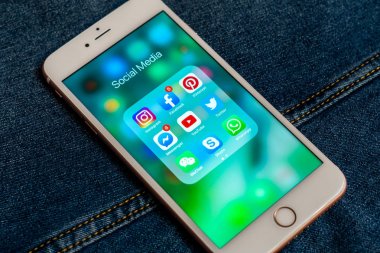 Tallinn/Estonya- 19 Mayıs 2019: Sosyal medya simgeleri ile Beyaz Apple iphone: instagram, youtube, facebook, twitter, skype, whatsapp uygulamaları ekranda. Sosyal medya simgeleri.  