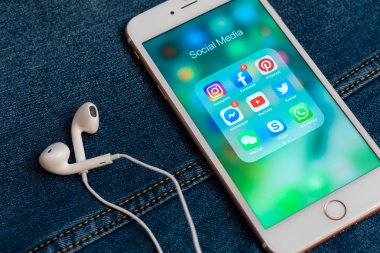 Tallinn/Estonya- 19 Mayıs 2019: Sosyal medya simgeleri ile Beyaz Apple iphone: instagram, youtube, facebook, twitter, skype, whatsapp uygulamaları ekranda. Sosyal medya simgeleri.  