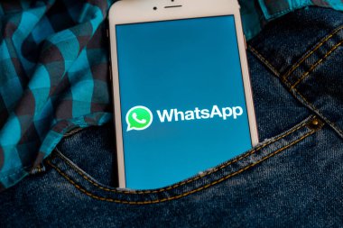 Tallinn/Estonya - 19 Mayıs 2019: Ekranda sosyal medya Whatsapp logolu beyaz iphone. Sosyal medya simgesi. Denim kot arka plan. Pazarlama veya iş konsepti.