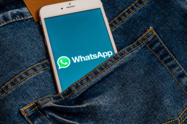 Tallinn/Estonya - 19 Mayıs 2019: Ekranda sosyal medya Whatsapp logolu beyaz iphone. Sosyal medya simgesi. Denim kot arka plan. Pazarlama veya iş konsepti.
