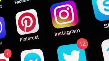Palo Alto/ABD-22 Mart 2019: Apple iPhone X simgeleri ve sosyal medya Facebook, instagram, heyecan, Snapchat, telgraf ve siyah ekranda diğer uygulama farklı sayaçları ile.  