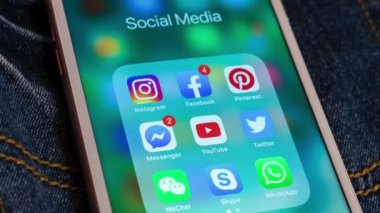 Tallinn/Estonya- 19 Mayıs 2019: Sosyal medya simgeleri ile Beyaz Apple iphone: instagram, youtube, facebook, twitter, skype, whatsapp uygulamaları ekranda. Sosyal medya simgeleri.  