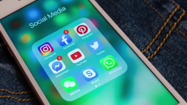 Mai 2019 White Apple Iphone Med Ikoner Sosiale Medier Instagram – stockvideo