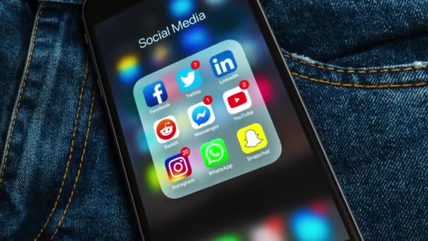 Нью Йорк Сша 2019 Черное Apple Iphone Иконками Социальных Медиа — стоковое видео