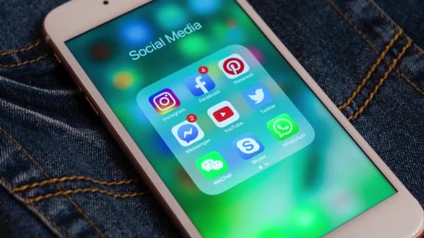 Mai 2019 White Apple Iphone Med Ikoner Sosiale Medier Instagram – stockvideo