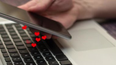 Adam siyah anahtarlar, sosyal medya ve sosyal ağ ile laptop kullanıyor. Pazarlama veya iş konsepti. Aşk kalpleri ayağa kalk. Pazarlama konsepti. Çizim için kullanılabilir.