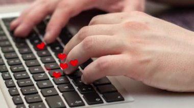 Adam siyah anahtarlar, sosyal medya ve sosyal ağ ile laptop kullanıyor. Pazarlama veya iş konsepti. Aşk kalpleri ayağa kalk. Pazarlama konsepti. Çizim için kullanılabilir.