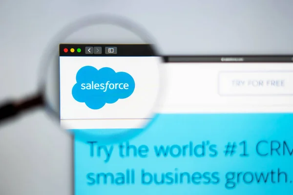 Salesforce 社のウェブサイトのホームページ。セールスフォースログのクローズアップ — ストック写真