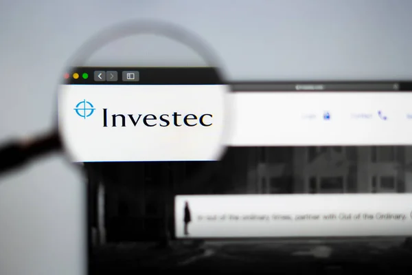 Investec company website homepage. Close up of Investec logo. — Stock Photo, Image