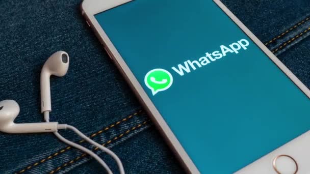 ทาลล เอสโตเน พฤษภาคม 2019 Iphone ขาวท โลโก ของ Whatsapp งคมบนหน — วีดีโอสต็อก