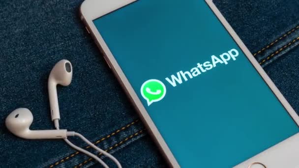 에스토니아 2019 화면에 미디어 Whatsapp의 로고와 아이폰 청바지 마케팅 비즈니스 — 비디오